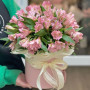 21 розовая альстромерия в шляпной коробке