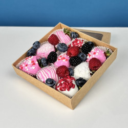 Клубника в розовом шоколаде с ягодами микс